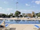 To resort z basenami zewnętrznymi nad morzem przy plaży w Czarnogórze