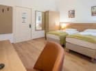 Hotel oferuje klimatyzowane pokoje dla 2, 3 oraz 4 osób