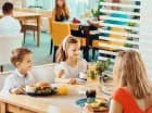 Oferuje śniadania i obiadokolacje w formie bufetów