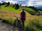 Okolica zachęca do wycieczek pieszych i rowerowych, a zimą na narty