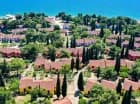 Domki z apartamentami schodzą ku wybrzeżu i plaży