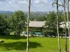 Hotelowy ogród z widocznymi onsenami i panoramą gór