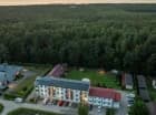 Od plaży obiekt dzieli pas nadmorskiego lasu