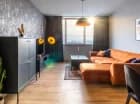 W pokoju dziennym apartamentu mieści się rozkładana sofa dla 2 osób