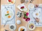 W restauracji są podawane pyszne śniadania i obiadokolacje