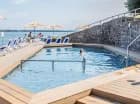 Latem u stóp hotelu jest dostępna plaża z licznymi leżakami