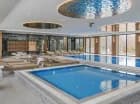 Wyróżnikiem apartamentowca jest strefa basenowa