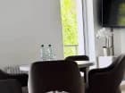 Ma odrębną sypialnię oraz salon z aneksem kuchennym