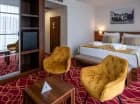 Pokoje są wyposażone w TV, WiFi, telefon, minibar i sterowaną klimatyzację