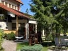 Hotel wyróżnia zadbany ogród otaczający budynek