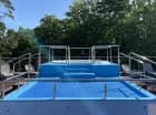 Obok jacuzzi znajduje się brodzik i strefa leżaków
