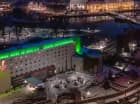 Do hotelu łatwo dojechać samochodem i komunikacją miejską