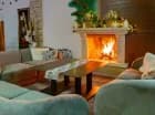 Nastrojowy lobby bar z kominkiem