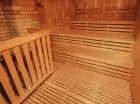 Oprócz basenu w hotelu obok jest też sauna i dostępna oferta masaży