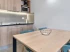 Aneks kuchenny z mikrofalówką i wygodny stół jadalny w apartamencie superior