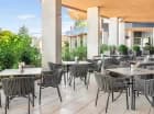 Restauracja posiada stoliki na tarasie