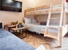 Mieści się tu rozkładana sofa oraz łóżko piętrowe 2+1