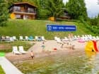 Goście mogą korzystać z plaży i przystani