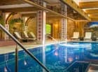 To hotel z basenem z podgrzewaną wodą solankową