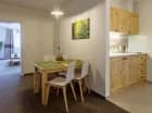 W apartamencie rodzinnym Smrek jest też aneks kuchenny i stół z krzesłami
