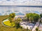Hotel został zbudowany nad brzegiem jeziora Błędno