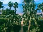 Hotel jest otoczony bujnym ogrodem i sąsiaduje z piękną plażą