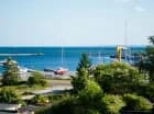 Hotel sąsiaduje z mariną jachtową - z okien można podziwiać port