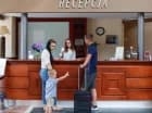 Pracownicy recepcji służą pomocą