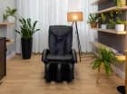 Zmęczeni goście mogą zrelaksować się w fotelu do masażu w mini strefie wellness