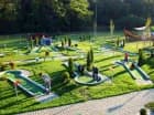 Jedną z dużych zewnętrznych atrakcji jest pole do minigolfa