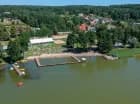 Nad brzegiem przygotowano infrastrukturę wypoczynkową z plażą i pomostem