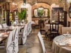 Stylowa sala restauracyjna w XIX-wiecznym budynku