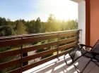 Każdy pokój ma balkon z widokiem na podgórski las