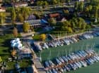 Lokalizacja hotelu blisko brzegu pozwala poczuć klimat mariny