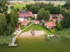 To rodzinny kompleks pensjonatu i domków położony nad brzegiem jeziora