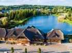 W kompleksie znajduje się prywatny staw z drewnianym molo (350 m od Resortu)