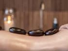 Menu spa posiada bogatą ofertę masaży, m.in. gorącymi kamieniami