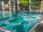 Hotel posiada przestronny basen z panoramicznymi oknami