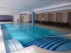 We wnętrzu hotelu mieści się kryty basen