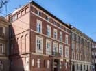 Hotel znajduje się w eleganckiej kamienicy przy ul. Karmelickiej