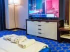 Sofa w salonie Junior Suite po rozłożeniu zamienia się w podwójne łóżko