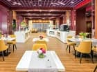 Goście hotelowi mogą korzystać z eleganckiej restauracji
