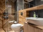 Łazienka z prysznicem w apartamentowcu Daglezja