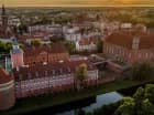 Obiekt mieści się w dawnych zabudowaniach rezydencji biskupów warmińskich