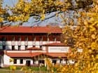 Hotel położony jest w spokojnej okolicy, blisko natury