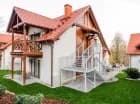 Apartamenty mieszczą się na parterach i pierwszych piętrach domków