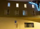 Fasada hotelu została udekorowana przez współczesnego czeskiego artystę