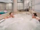 Odpoczniemy tu w jacuzzi i basenie z przeciwprądem oraz hydromasażem