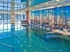 Hotel dysponuje strefą basenową z atrakcjami, jacuzzi i brodzikiem dla dzieci
