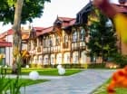 Wokół obiektu rozciąga się zadbany ogród